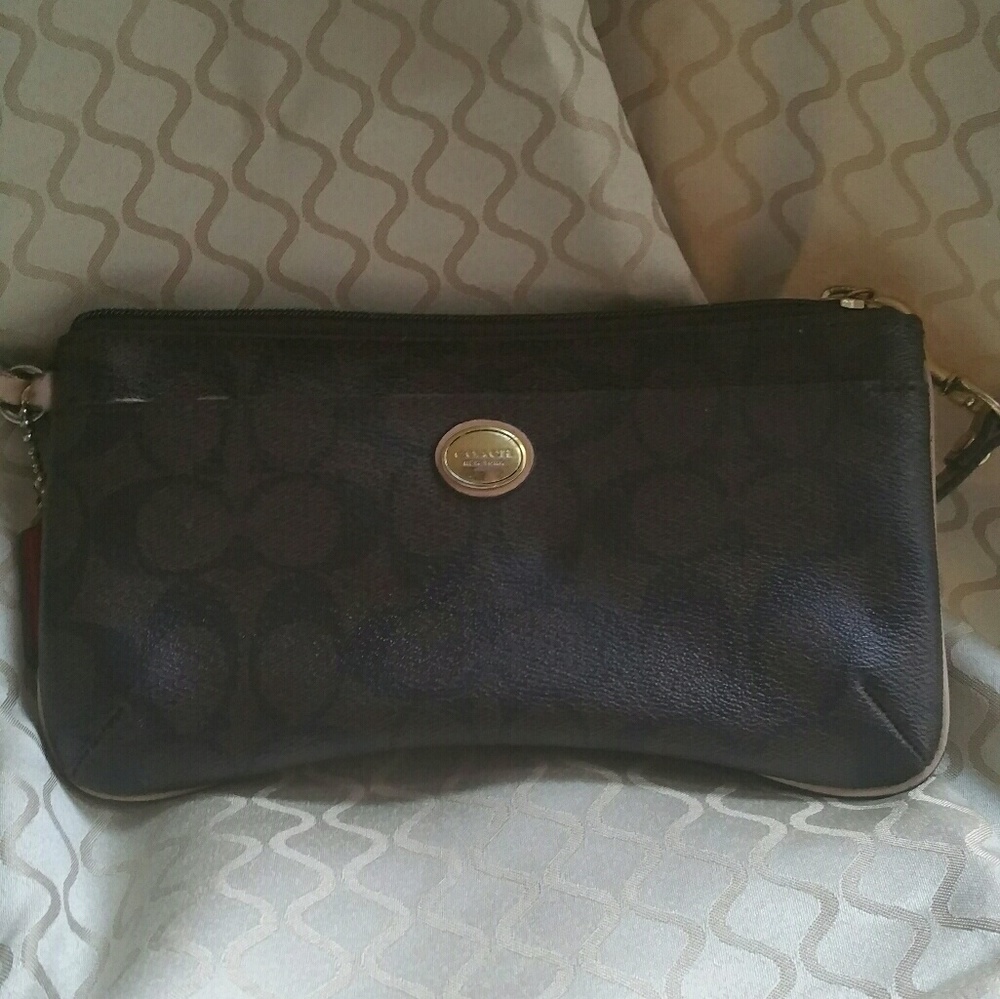 Coach wristlet - Picture 2 of 4